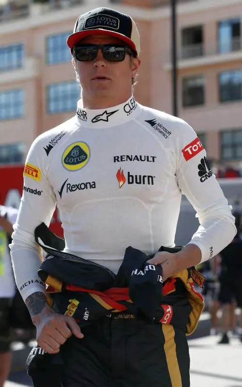 Ecclestone costringe Raikkonen a coprire l’omaggio a James Hunt. Kimi prima si ribella, poi ubbidisce