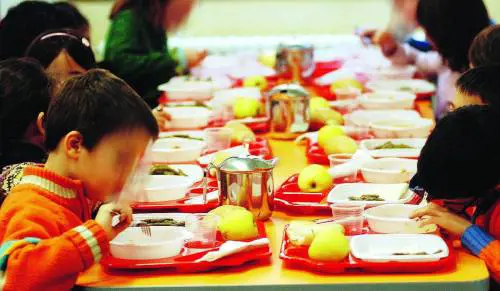 Guerra del cibo nelle mense: «È abbondante». «No, è poco»