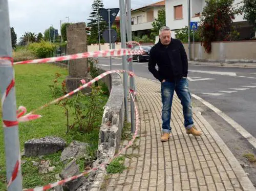 Tragedia alla fermata del bus Suv in corsa travolge 4 studenti