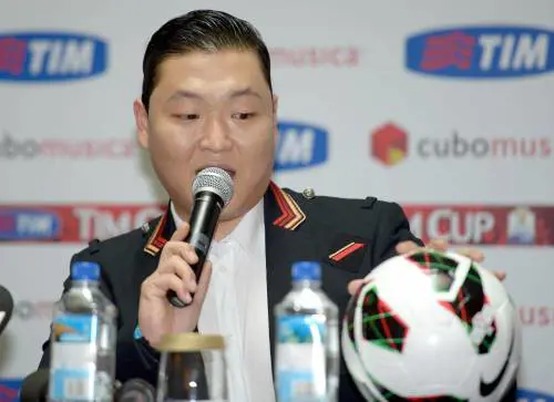 La prima di Psy a Roma: chiede noodle e sigarette