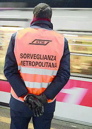 Metrò, butta giù a spallate la porta del conducente