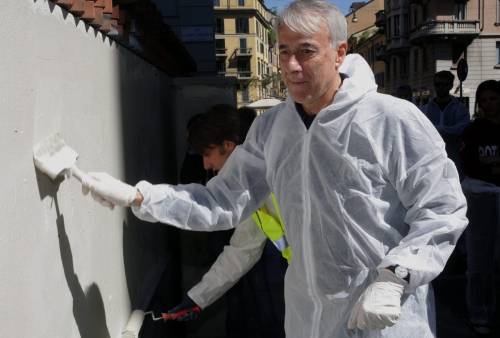Cleaning Day, anche il sindaco a ripulire i muri imbrattati dai graffiti