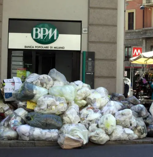 I mezzi dell'Amsa restano in garage Cumuli di spazzatura sui marciapiedi