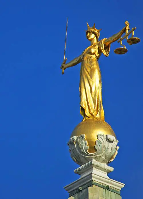 I giuristi schierati  che s'inventano diritti inesistenti