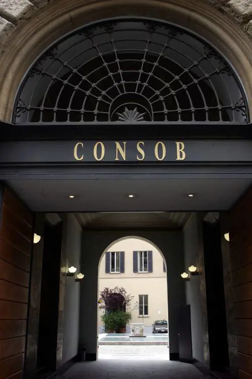 Il centrodestra accusa: speculazioni in Borsa. Ma la Consob nega
