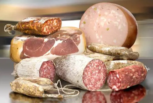 L'Ue sdogana la pajata romanesca e i salumi confezionati con bovino