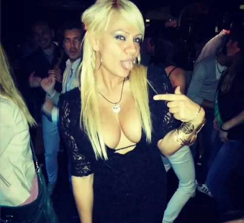 E ora la Pamela Anderson italiana si tatua quella vera