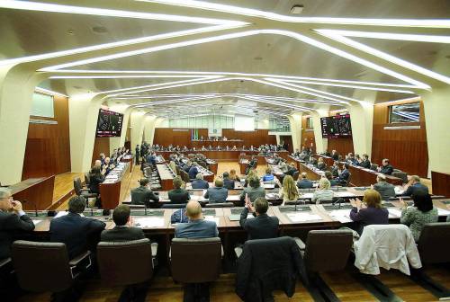 Stipendi dimezzati ai consiglieri