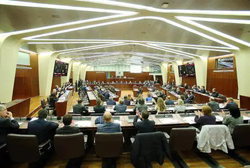 Stipendi dimezzati ai consiglieri