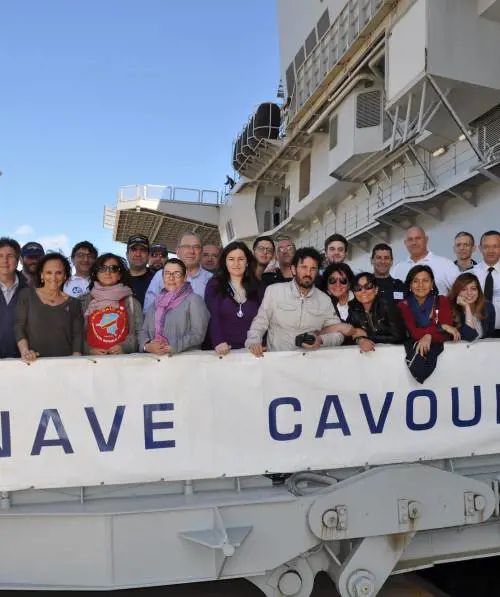 C'è una portaerei che porta nel mondo  un mare di sorrisi