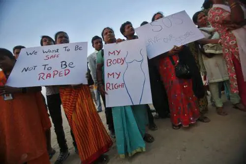 India, undicenne bruciata viva: "Ha fatto la spia"