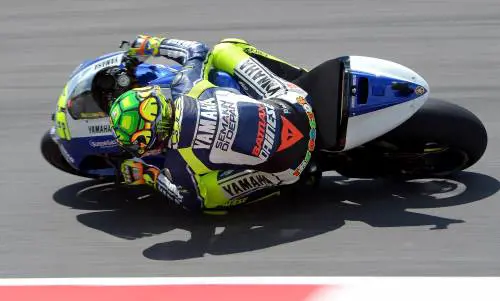 MotoGp, Valentino Rossi a terra dopo pochi metri. Vince Lorenzo