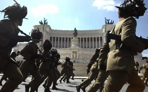 L'ultima follia militante: no ai bersaglieri in aula
