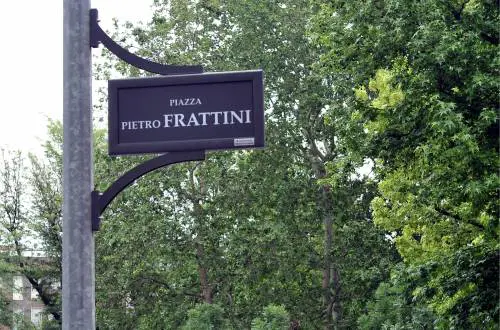 Quelle targhe nere che appena fa buio non si vedono più