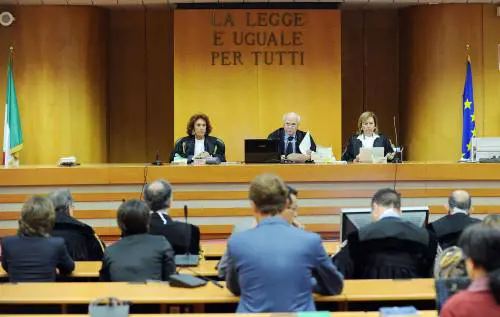 Per i morti dell'eternit un solo colpevole: condannato a 18 anni