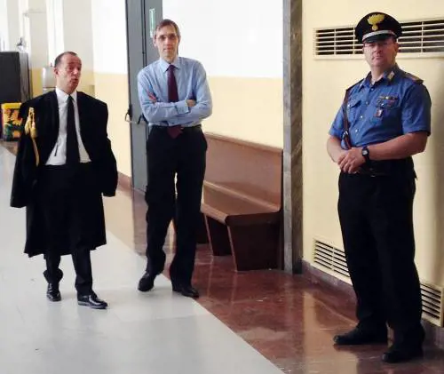 L'avvocato Nicolo Ghedini e il pm Antonio Sangermano discutono prima dell'inizio dell'arringa della difesa
