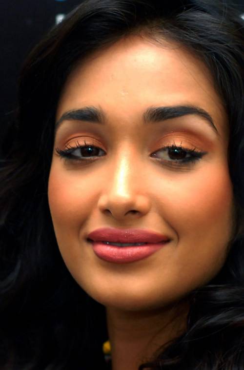 Attrice di Bollywood trovata impiccata