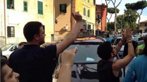 Alcune persone contestano il sindaco di Roma Gianni Alemanno