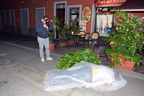 Il corpo di Giovanni Bruno davanti al "Bar del Corso" di Pinerolo