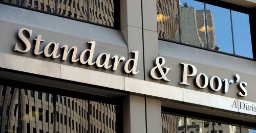 Standard&Poor's taglia il rating a 18 banche. Salve Intesa e Unicredit