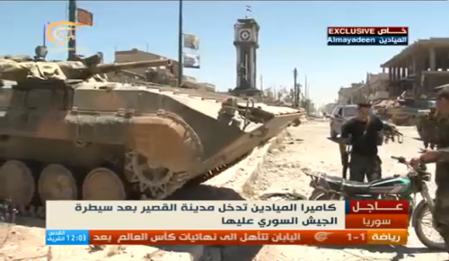 L'emittente libanese Al Mayadeen mostra la torre dell'orologio a Qusair. In cima sventola la bandiera lealista
