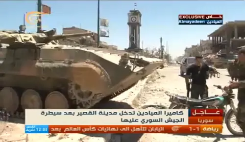 L'emittente libanese Al Mayadeen mostra la torre dell'orologio a Qusair. In cima sventola la bandiera lealista