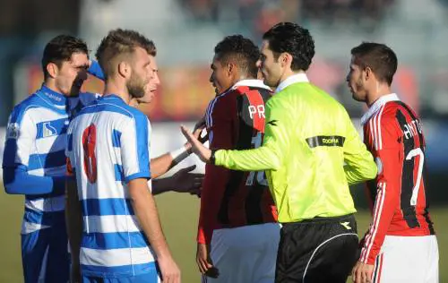 Kevin Prince Boateng lascia il campo dopo gli insulti razzisti