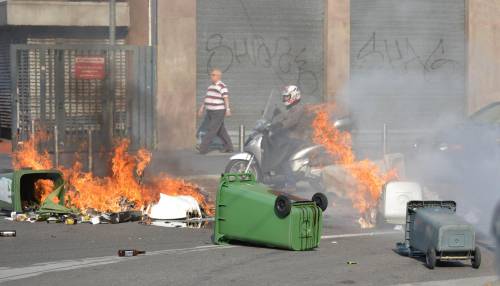 Centri sociali in piazza Vetrine rotte e incendi