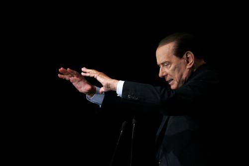 Berlusconi: "Braccio di ferro con la Merkel o meglio scomporre l'Euro"