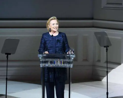 Londra, città inflessibile: multa all'auto della Clinton