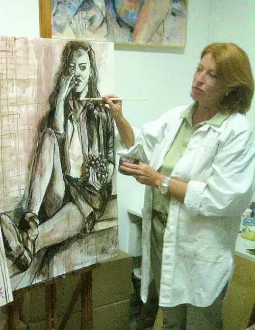 Rogai, la pittrice di Bacco che dipinge con il vino