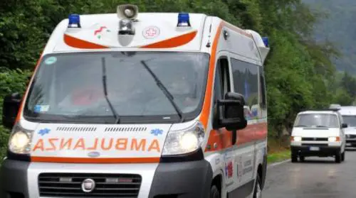 Il padre lo rimprovera e gli rompe la Playstation: 13enne si butta dal balcone