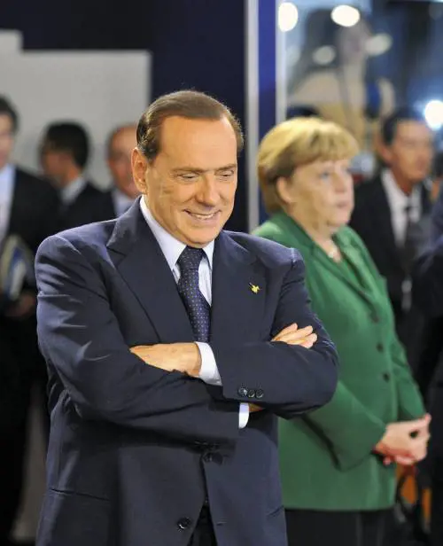 Berlusconi zittisce la sinistra: "Mai detto di uscire dall'euro"