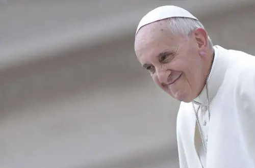 Papa Francesco sospende il vescovo spendaccione