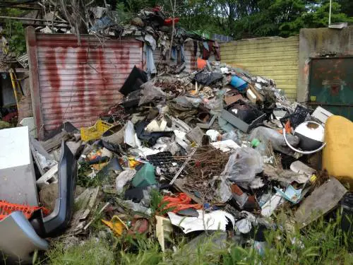 Smaltimento abusivo di rifiuti, piazzale Delle Milizie come una discarica