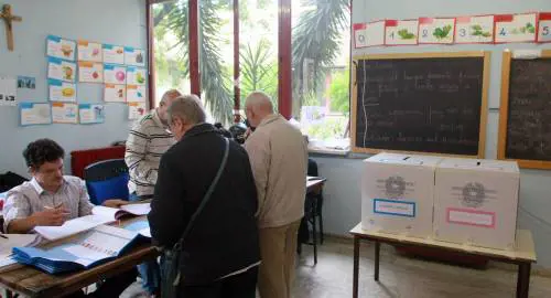 Due elettori in un seggio elettorale a Roma