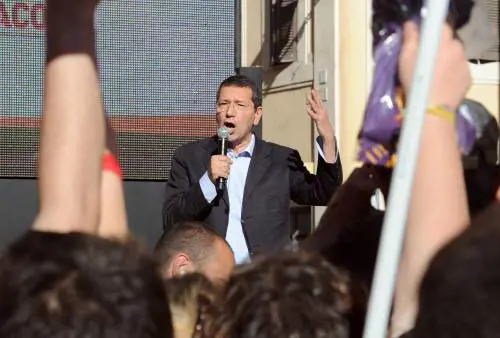 Ballottaggi, vince l'astensionismo: Marino vince a Roma, Brescia e Siena al Pd