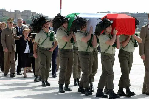 Il feretro del capitano dei Bersaglieri, Giuseppe La Rosa