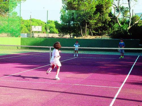 Piscine, palestre e sconti: l'estate anti-crisi del tennis