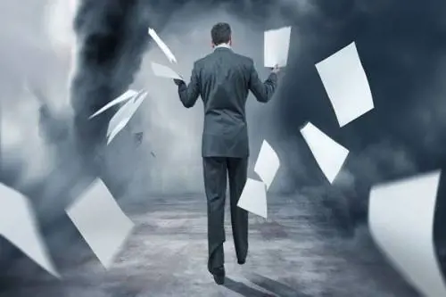 La burocrazia ci stritola Buttati 33 miliardi l'anno
