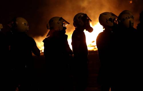 Turchia, polizia a Taksim tra le fiamme di una barricata