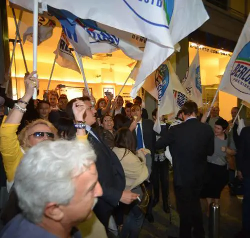 In centinaia al sit-in dei gelati Per Pisapia è l'ultima «svista»