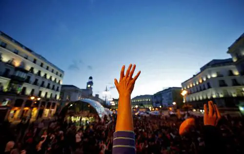 Manifestanti spagnoli a Puerta del Sol