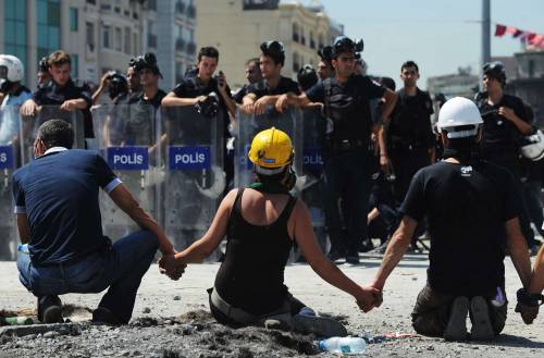 Istanbul, pugno di ferro di Erdogan. Multate le tv che trasmettono i raduni