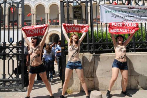 Tunisia, attiviste di Femen protestano contro l'arresto di Amina Tyler