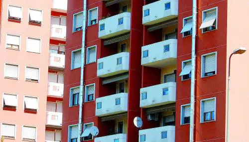 Nuda alla finestra di casa davanti a una scuola: 27enne denunciata