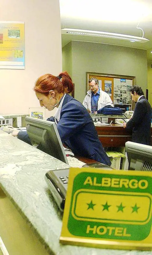 Alberghi anti-bimbi. Una doppia vergogna