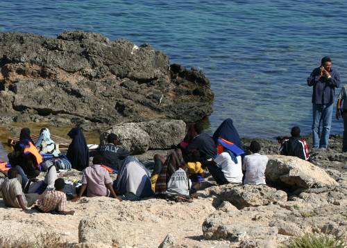 Immigrazione, raffica di sbarchi in Sicilia: arrivati oltre 950 clandestini