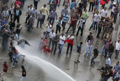 La polizia spara contro i manifestanti una miscela chimica