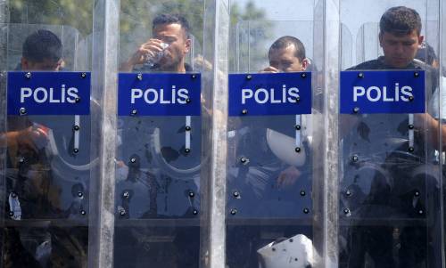La polizia turca controlla l'accesso al Gezi Park